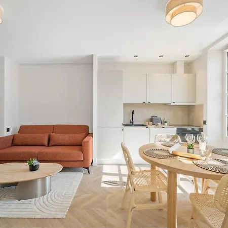 2-bedroom - Sleeps 4 - Place Massena * ניס