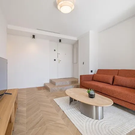 2-bedroom - Sleeps 4 - Place Massena דירה ניס