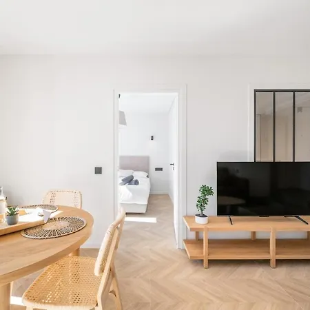 2-bedroom - Sleeps 4 - Place Massena דירה ניס