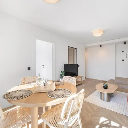 2-bedroom - Sleeps 4 - Place Massena * Nice