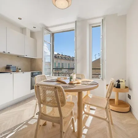2-bedroom - Sleeps 4 - Place Massena דירה *