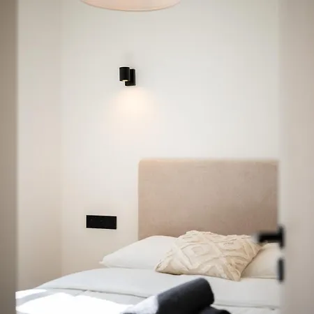 2-bedroom - Sleeps 4 - Place Massena דירה